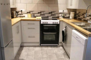 3BR-Sleeps6-PetsOK-Off road parking-Garden
